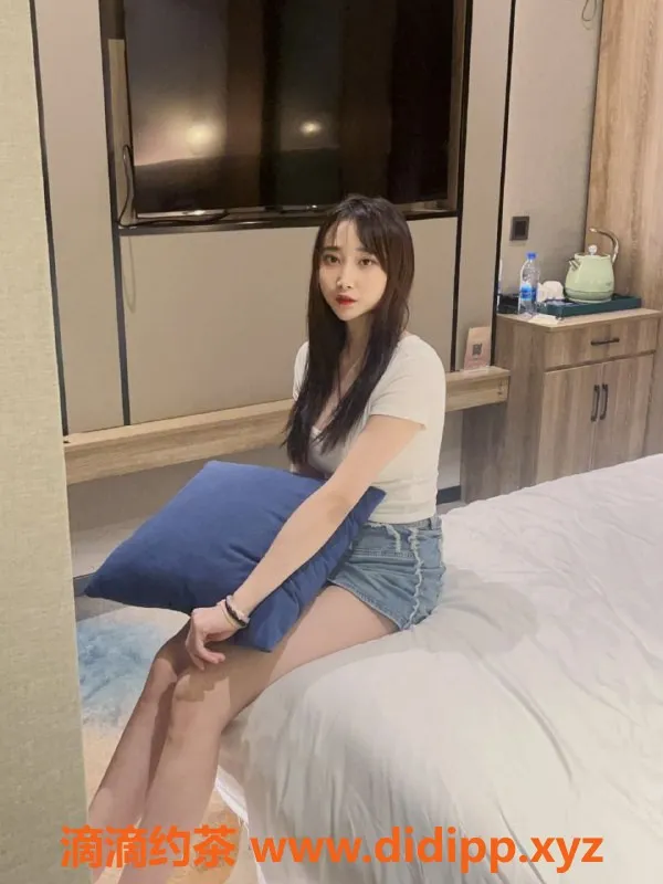 重庆楼凤-南坪雪儿，170身高，胸围C，18岁火热服务