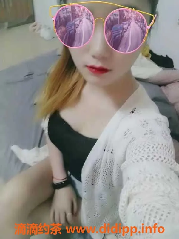 广州楼凤-花都嫩妹22岁，身高165胸围36D，重48，超值服务