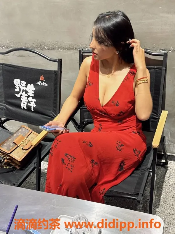 成都楼凤-高新区嫩妹小雅，课时费5p，完美体验等你来！