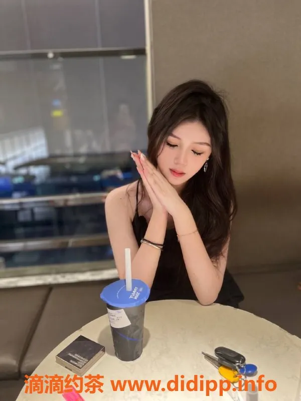 厦门楼凤-嫩妹林可怡，05年，身材诱人，电报预约