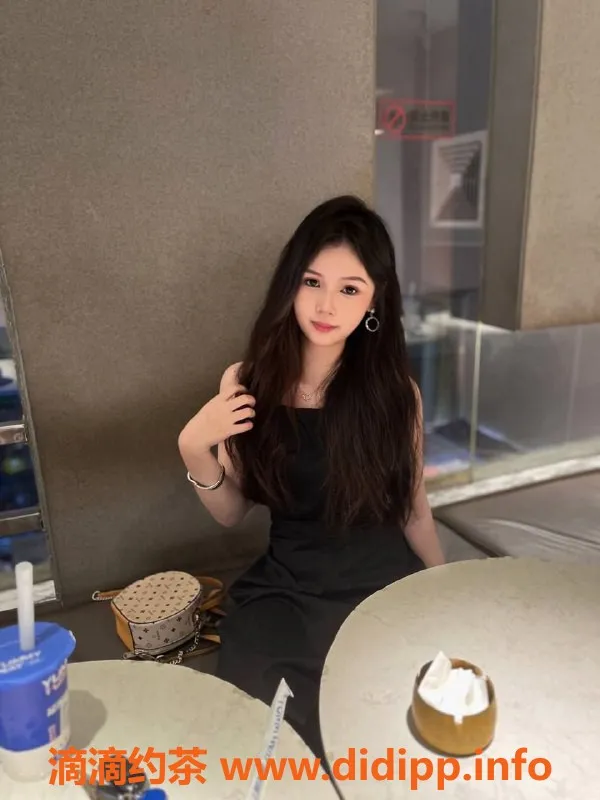 厦门楼凤-嫩妹林可怡，05年，身材诱人，电报预约