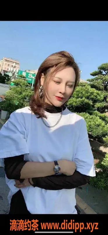 广州楼凤-天河女神娜娜，162cm，48kg，25岁尽享楼凤魅力