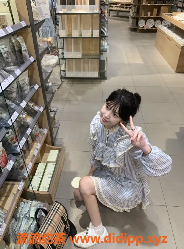 武汉楼凤-洪山七七，性感尤物等你约！