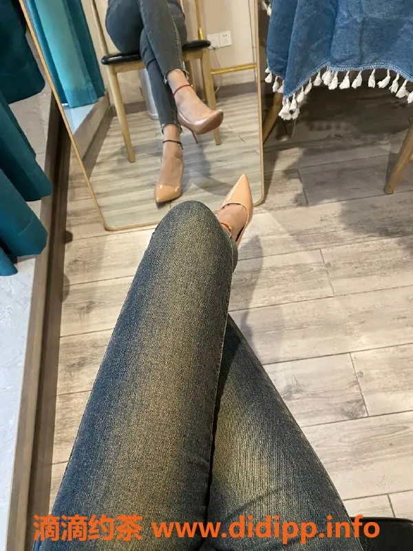 杭州楼凤-拱墅嫩妹桃桃，颜值高、巨乳超值体验