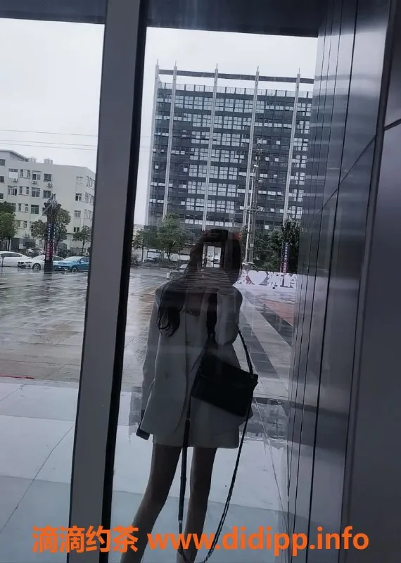 深圳楼凤资源信息,南山梓涵，23岁D罩杯，168高48重，3500元