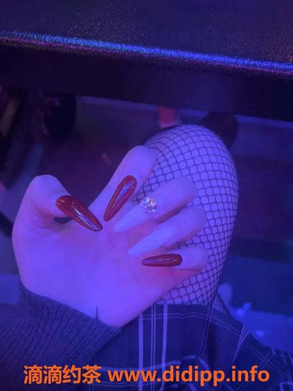 武汉楼凤资源信息,洪山小七，温柔体贴的高颜值服务小姐