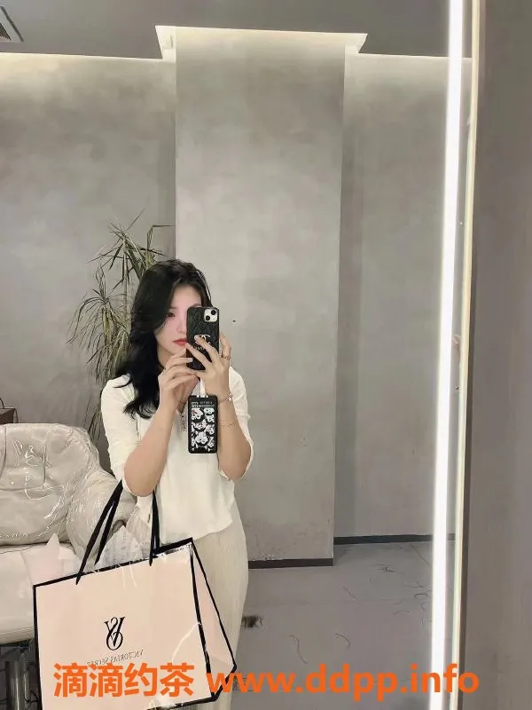 上海楼凤-普陀小书，1400元享鸳鸯浴与六九服务