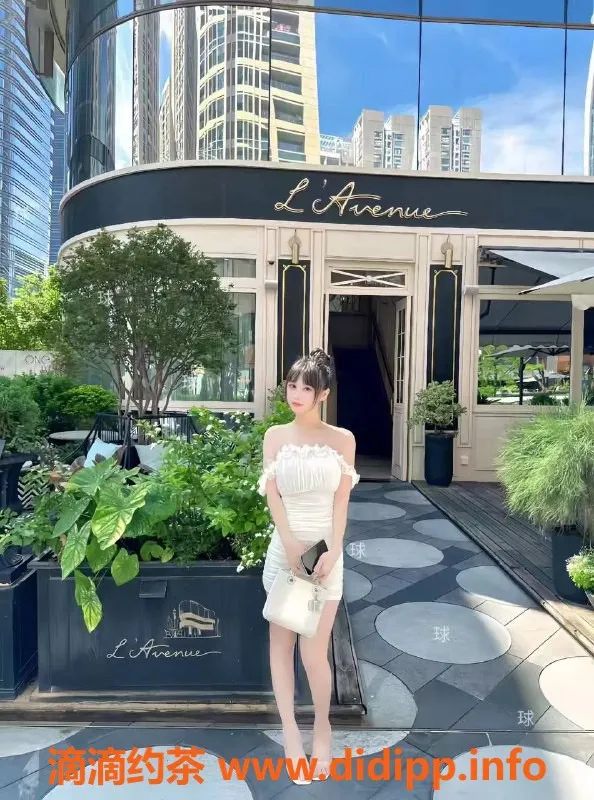 深圳楼凤-深圳罗湖甜柚23岁大胸小姐，1200元起服务