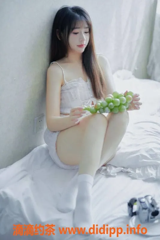 厦门楼凤-思明莲坂小兮兮，19岁嫩妹舌吻服务