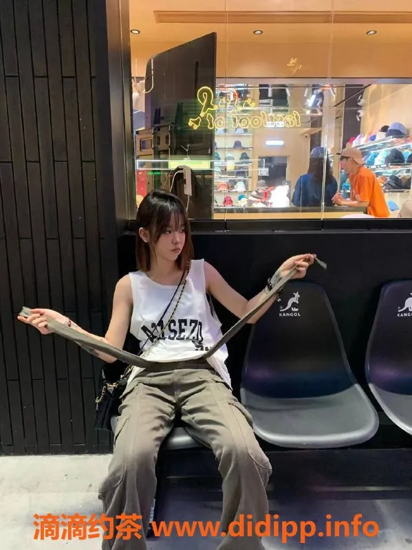 广州楼凤-白云嫩妹佳佳，700元可约，视频验证