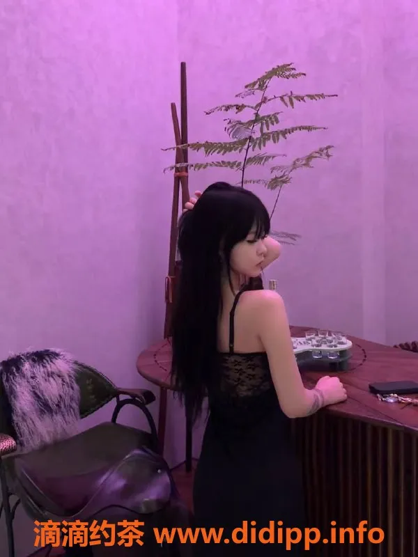 深圳楼凤-龙华芊芊，900元舌吻、六九服务等你来体验