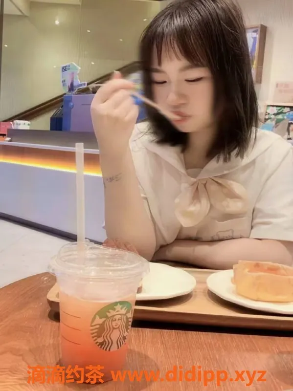 成都楼凤-18岁小凌凌，身高155，C罩杯，400元超值服务