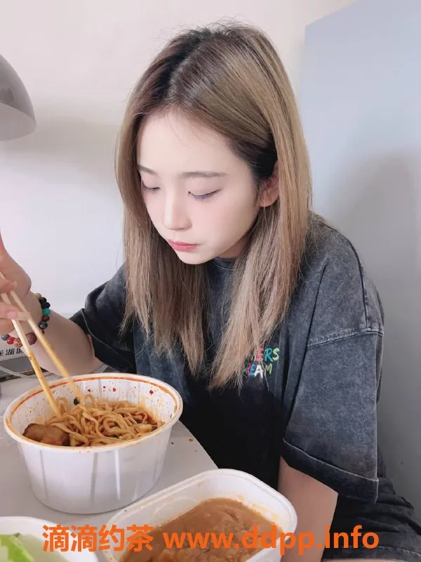 成都楼凤-成都嫩妹贝贝，19岁，丰盈身材超赞