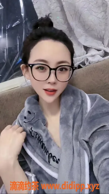 武汉楼凤-洪山区27岁御姐芯芯，168高D胸，500元起服务