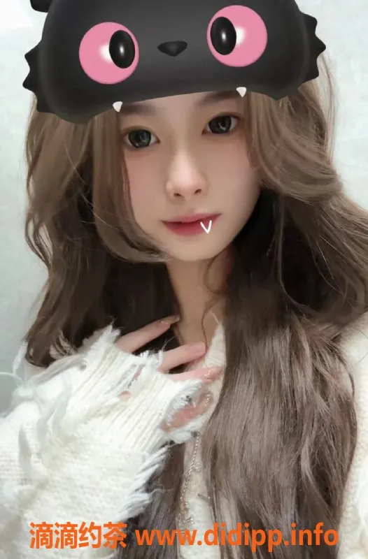 深圳楼凤-龙华嫩妹七七，900元舌吻69服务！