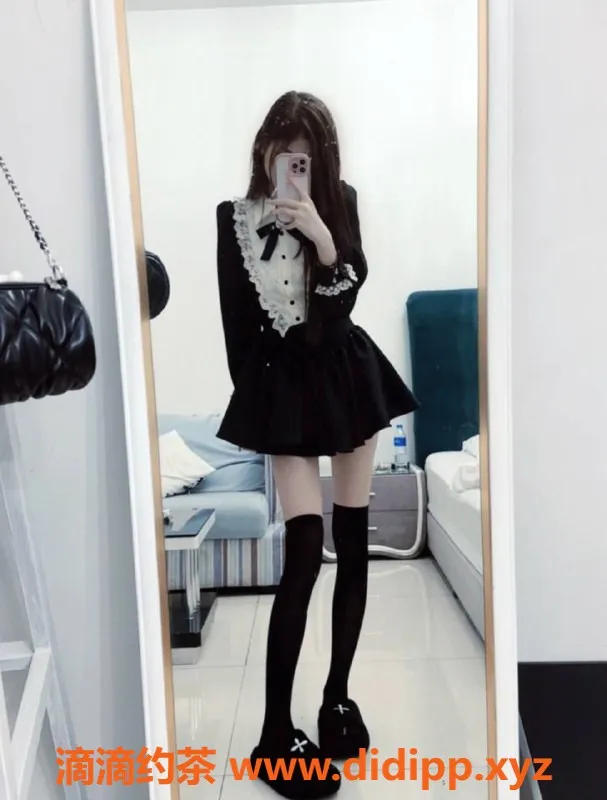 深圳楼凤-龙华嫩妹七七，900元舌吻69服务！