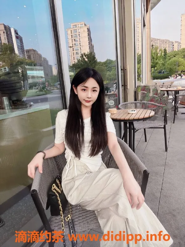 杭州楼凤-张思思，99年小巧美女，胸围34C，服务多样，超值体验！