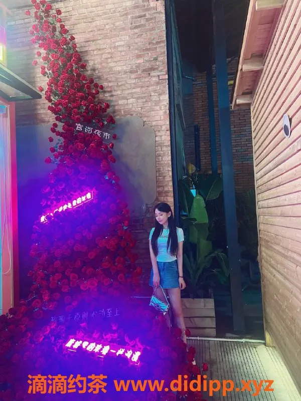 杭州楼凤-张思思，99年小巧美女，胸围34C，服务多样，超值体验！