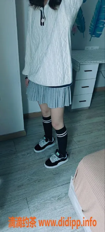 成都楼凤-成华区17岁白虎小妹，身高1.6米，推荐打卡！