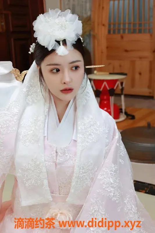 杭州楼凤-网红喵妹164cm纯天然童颜巨乳，热情主动服务