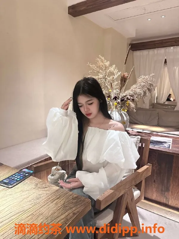 广州楼凤-白云嫩妹小玲，700约会服务，视频验证