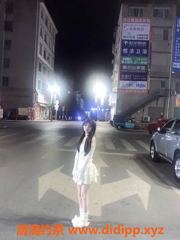 成都楼凤-成华区18岁巧妙萝莉，身高158，微胖A奶，陪洗甜蜜