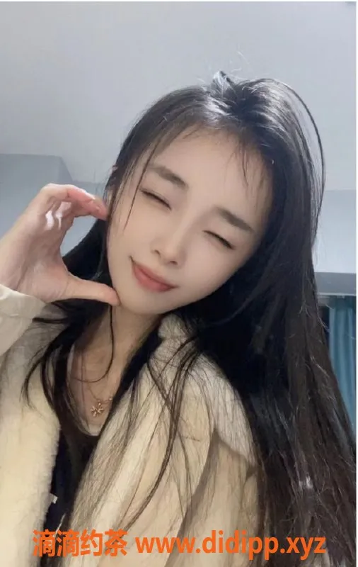 深圳楼凤-深圳龙岗兼职小可爱，20岁，34C，500元40分钟