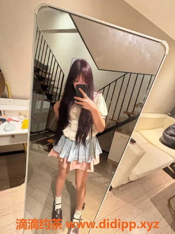 成都楼凤资源信息,成都18岁匀称嫩妹诗诗，500元包夜2300元