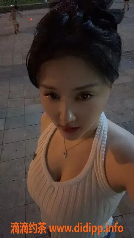 上海楼凤-长宁阿蛮，27岁御姐168身高36F胸围