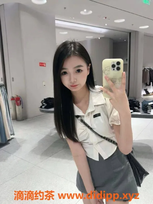 深圳楼凤-龙华宁宁：千元深喉、足交调情体验