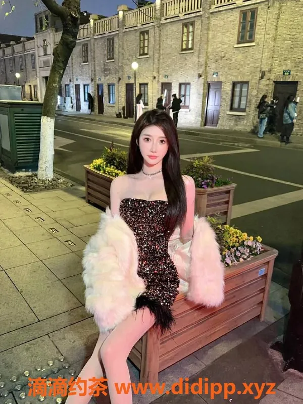 杭州楼凤-杭州白桃桃，23岁166cm甜美主播，1300元/50分钟