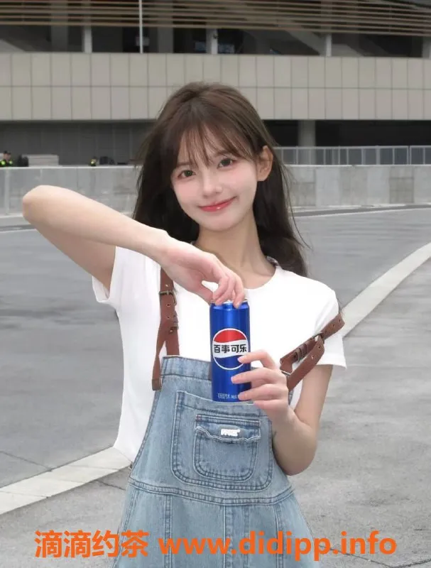 深圳楼凤-龙岗在校大学生Zz周，足交服务1600起