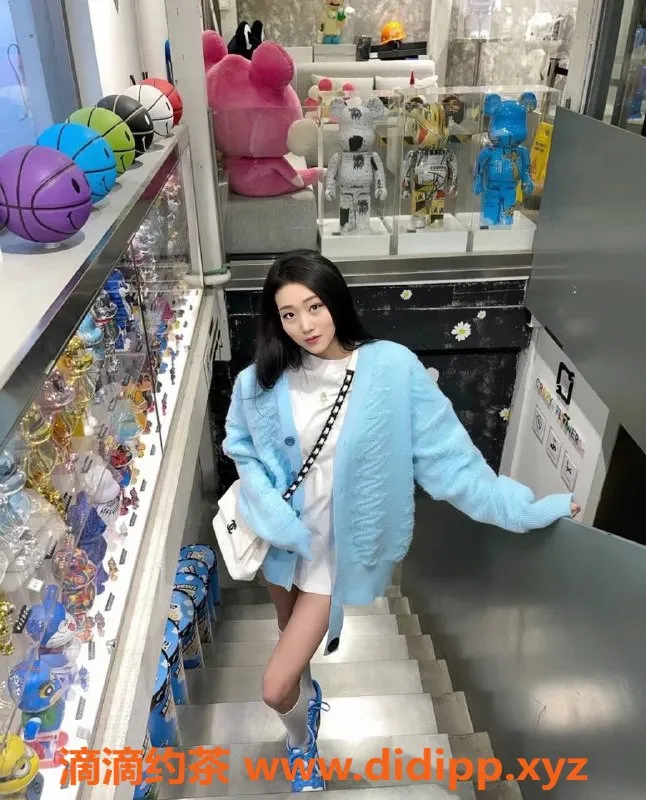 深圳楼凤-南山赵灵儿，800元舌吻制服丝袜服务