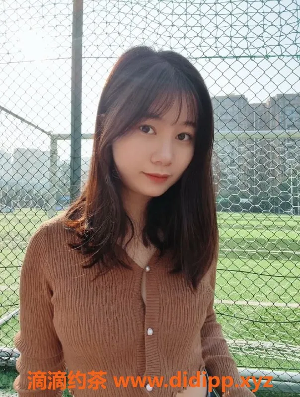 成都楼凤-成都18岁嫩妹晓晓，100斤巨乳，400元体验