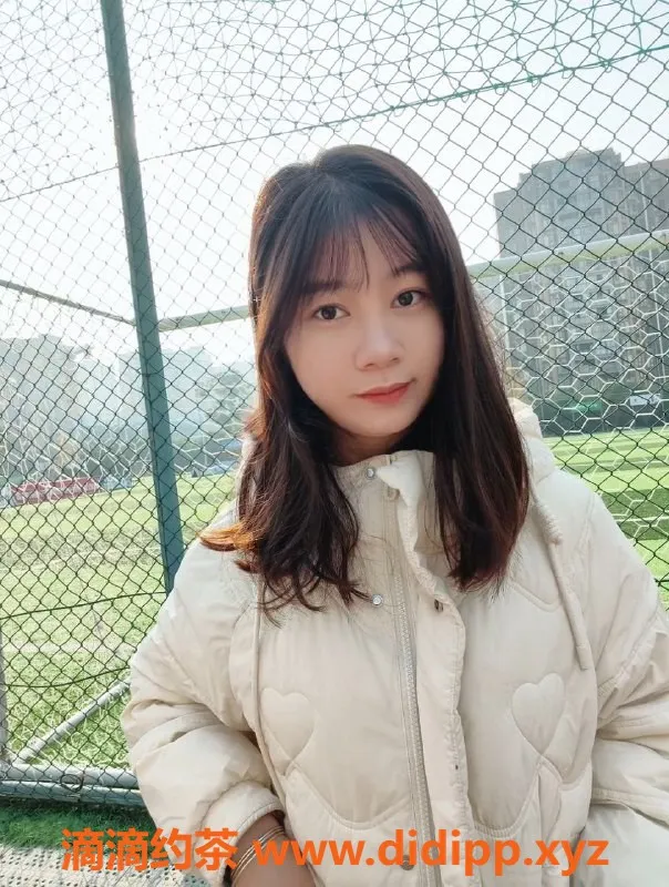 成都楼凤-成都18岁嫩妹晓晓，100斤巨乳，400元体验