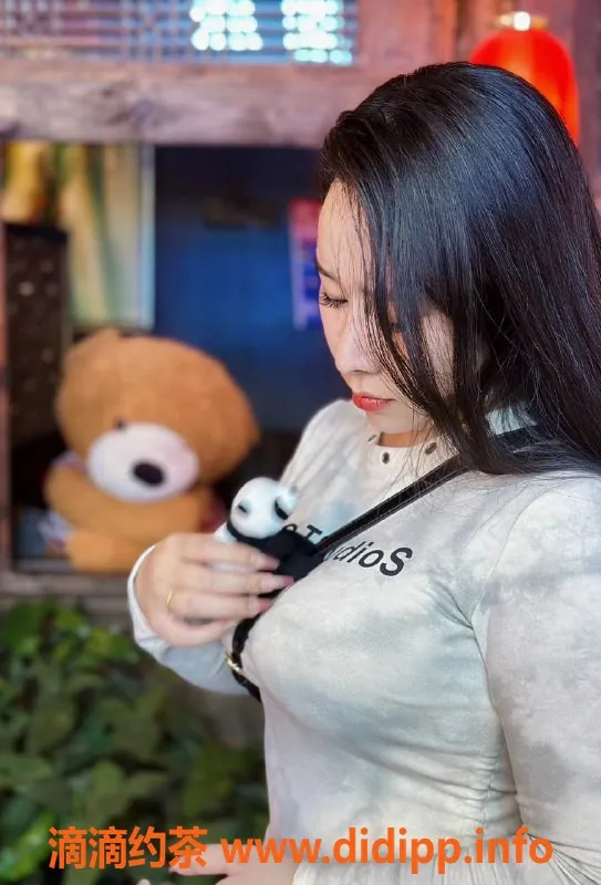 杭州楼凤-上城区小爱，大胸38D，165cm，69互舔，享受欲仙体验