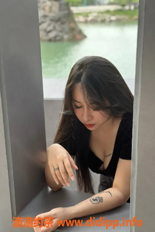 杭州楼凤-上城区小爱，大胸38D，165cm，69互舔，享受欲仙体验