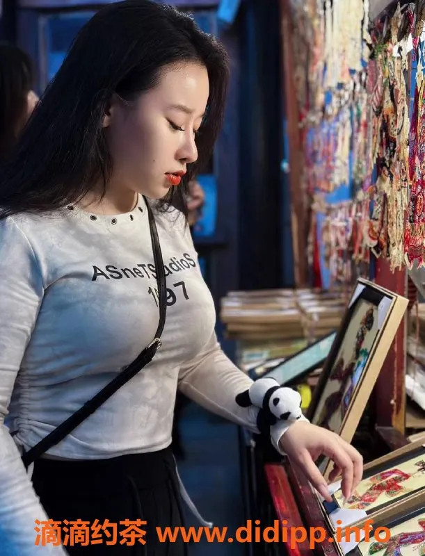 杭州楼凤-上城区小爱，大胸38D，165cm，69互舔，享受欲仙体验