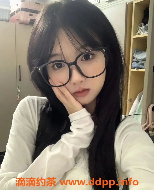 深圳楼凤-龙华区小新，18岁C胸少女，超值服务！