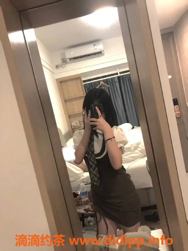 深圳楼凤-龙华18岁童颜巨乳美女，身高160，体重50