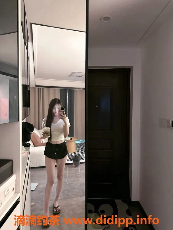 武汉楼凤-武昌醒醒不困，24岁美眉，C罩杯，陪浴调情优惠上架！