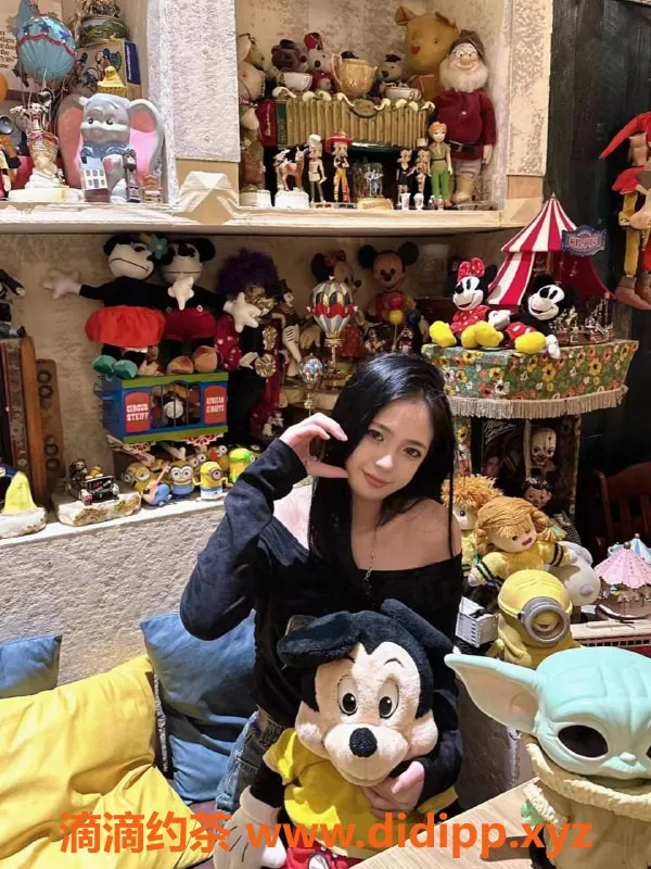 深圳楼凤-深圳小不点18岁，163cm甜美乖巧，1500p尽享鸳鸯浴