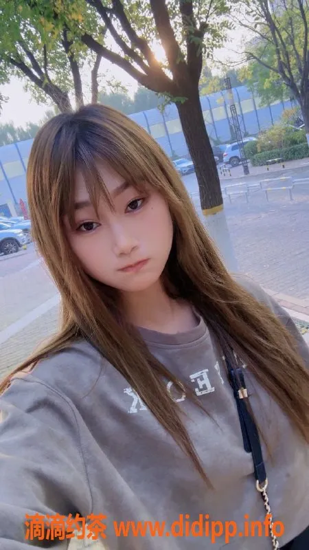 北京楼凤-23岁重庆妹子语舒，172cm 43kg，大长腿激情陪浴