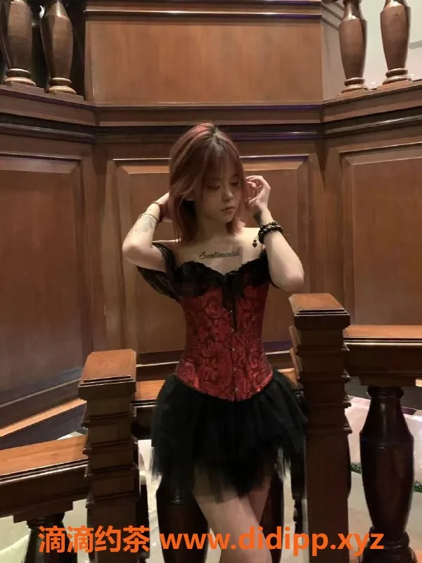 广州上门服务-白云区新人佳佳，超白肤色165cm，18岁上门服务