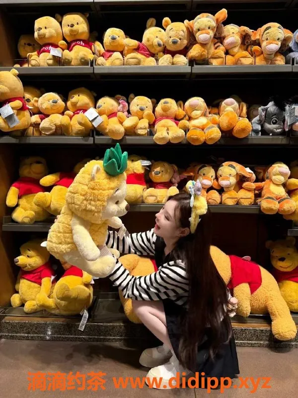 杭州楼凤资源信息,杭州草莓老师，21岁，服务超棒，环境不错