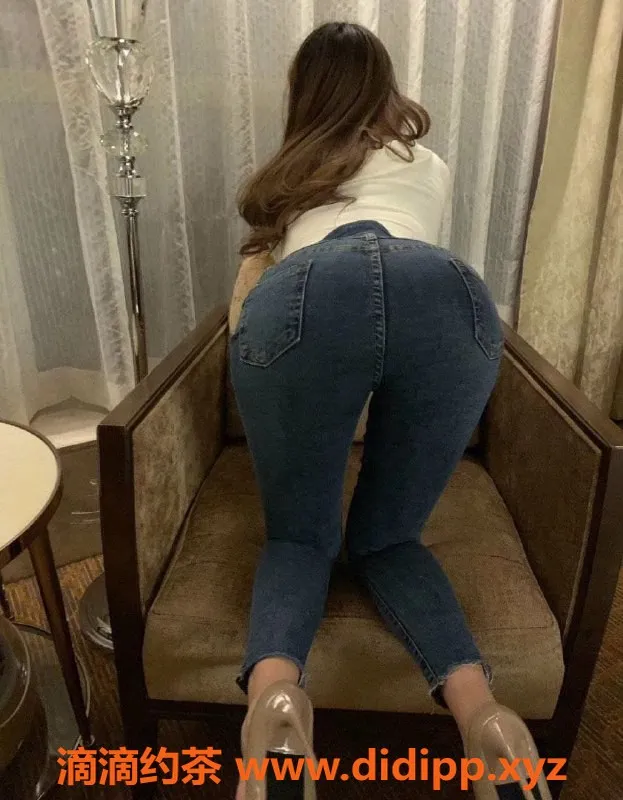 成都楼凤-天府三街小辣椒，28岁巨乳少妇，服务到位