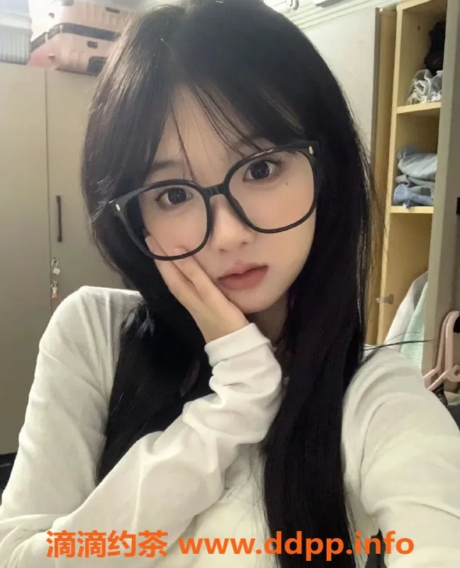 深圳楼凤-深圳龙华小新，嫩妹大胸高颜值，私聊咨询