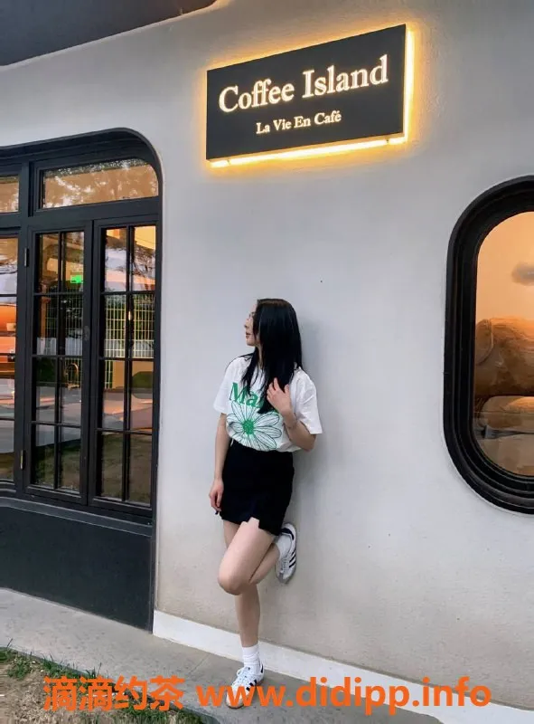 北京楼凤-朝阳小关：24岁165cm女友系，1500起服务