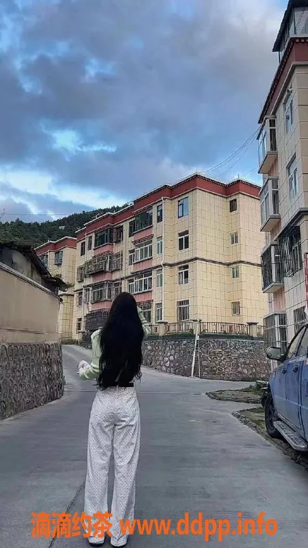 北京楼凤-朝阳大悦城妖艳手模特，22岁170-C杯服务热辣