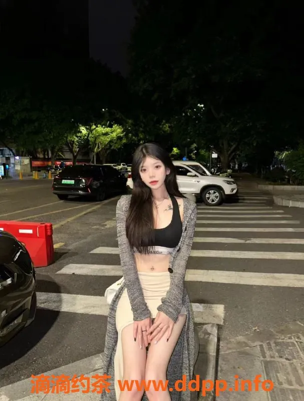 深圳楼凤-龙华小C，900元双飞服务，双重享受